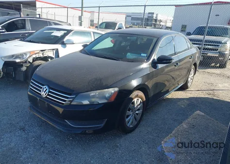 2012 Volkswagen Passat 2.5L S z USA, uszkodzony, nr VIN 1VWAP7A33CC021572